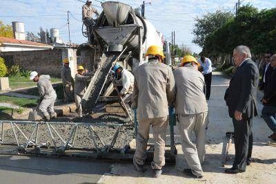 El Intendente Infante supervis� obras de pavimento en el barrio Los Flores