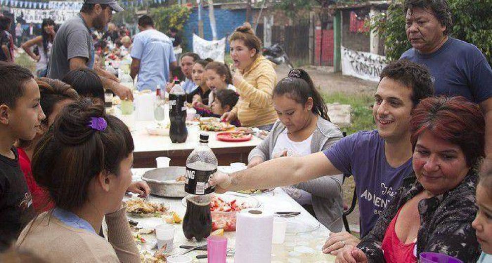 JULIAN ALVAREZ: �NUESTRO PROYECTO POL�TICO VIENE A RECONSTRUIR EL TEJIDO SOCIAL DE LAN�S�