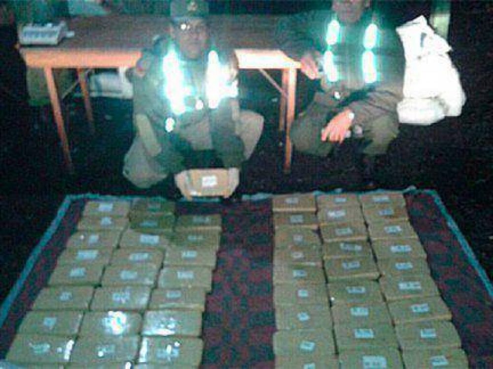 Incautaron casi 50 kilos de marihuana que eran trasladados en un colectivo