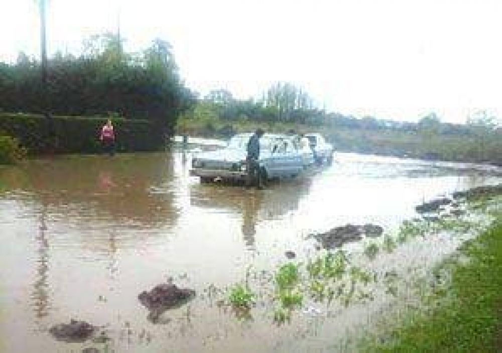 La postal de cada lluvia: lagunas y anegamientos en calles de tierra