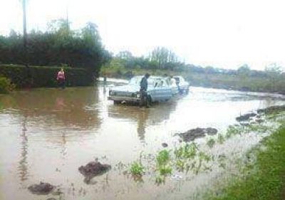 La postal de cada lluvia: lagunas y anegamientos en calles de tierra