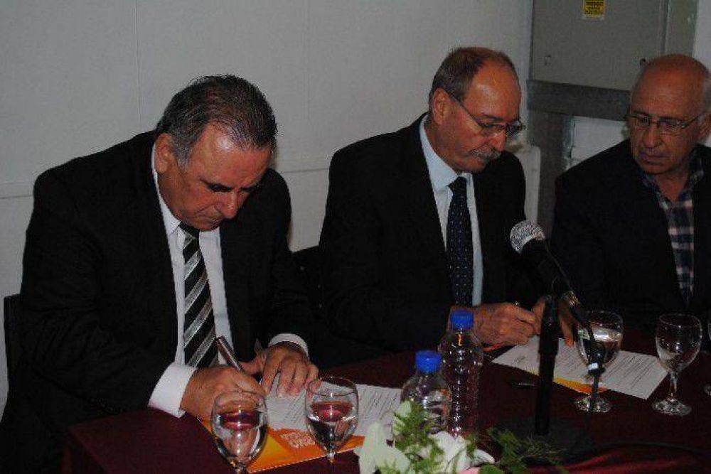 Se firma el contrato para iniciar una importante obra de ampliaci�n de la red de agua corriente