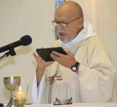 El �nico sacerdote que da misa en la provincia con una tablet