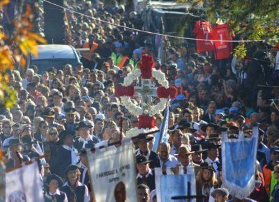 Una multitud acompa�� al Cristo de la Quebrada en la tradicional procesi�n
