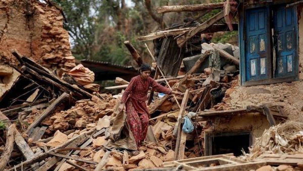 A una semana del terremoto de Nepal, rescatan vivo a un hombre de 100 aos