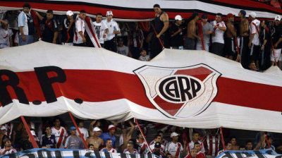 Muri� ex jefe de la barra de River tras ser apu�alado por su hijo