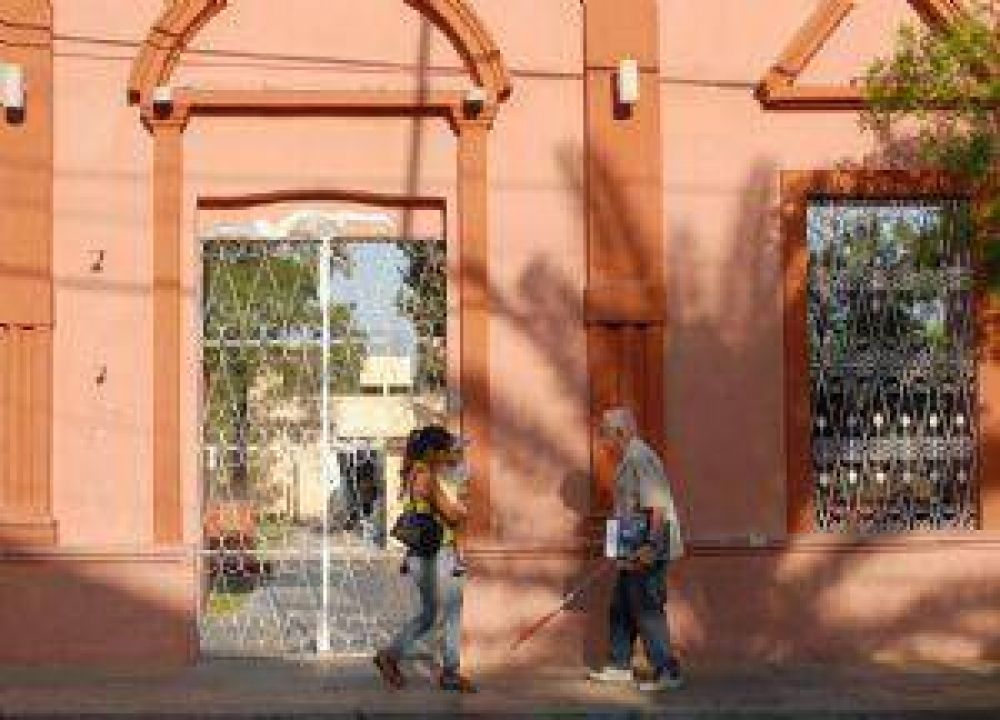 Golpe� a sus hijos de 3, 8 y 9 a�os y termin� arrestada