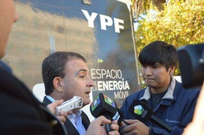 Pesatti visit� el tr�iler de YPF instalado en la costanera viedmense