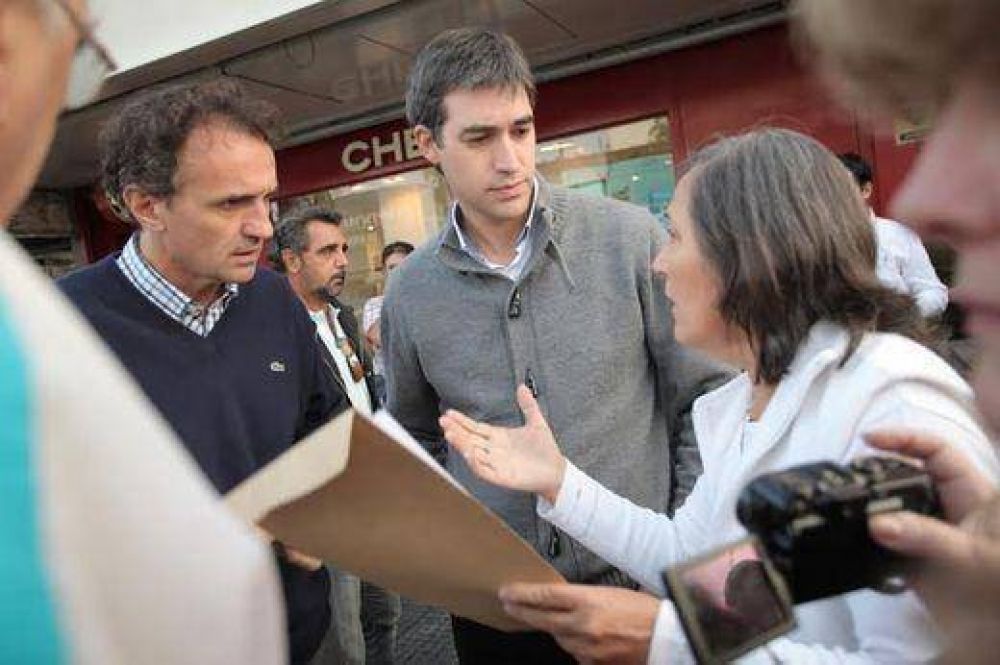 Adri�n P�rez y Katopodis recorrieron el centro comercial de Munro