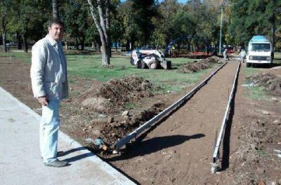 Oscar Luciani supervis� la instalaci�n de juegos infantiles en el parque San Mart�n