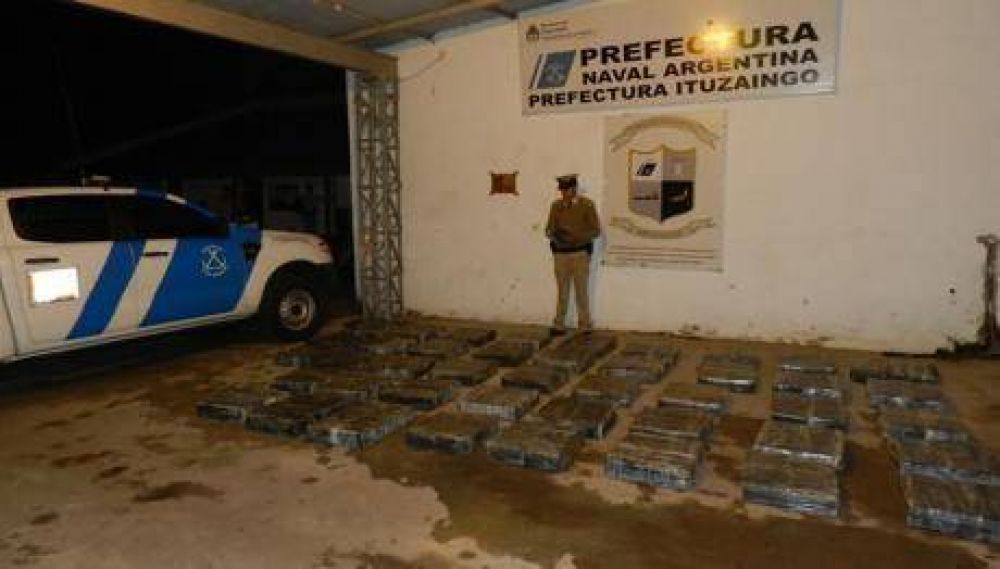 Corrientes: Incautan 1.200 panes de marihuana abandonados entre malezas