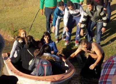 Susto y desidia en la Rep�blica: Se rompi� el barco y 50 personas se tuvieron que autoevacuar