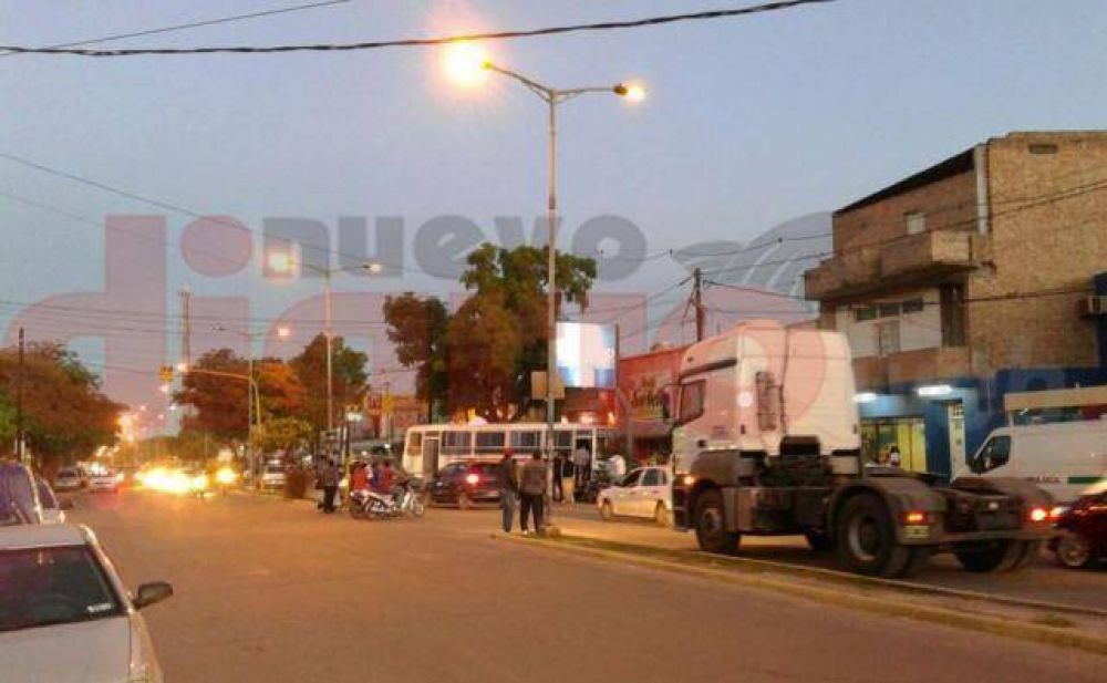 Pudo terminar en tragedia: En La Banda, un colectivo cort� la direcci�n y embisti� a 5 motocicletas