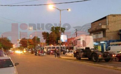 Pudo terminar en tragedia: En La Banda, un colectivo cort� la direcci�n y embisti� a 5 motocicletas