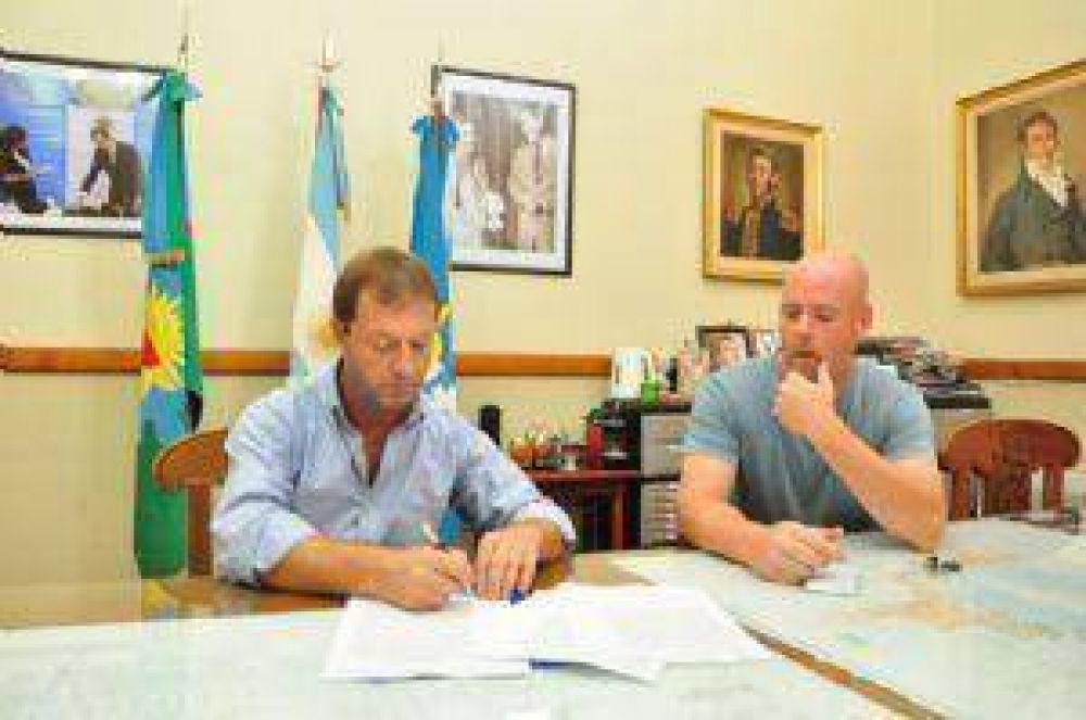 Se firmaron los contratos para iniciar la obra de 60 cuadras de cordn cuneta