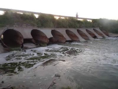 Contin�a sigui�ndose con atenci�n el curso del agua