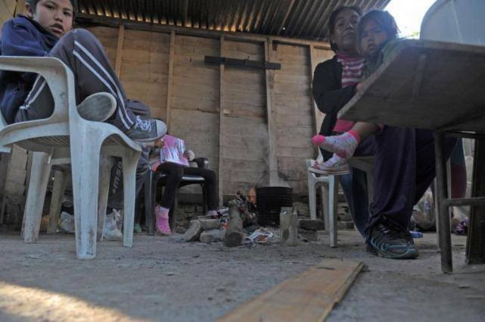 Hartos de esperar casas nuevas, volvieron a vivir entre las ruinas