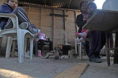Hartos de esperar casas nuevas, volvieron a vivir entre las ruinas