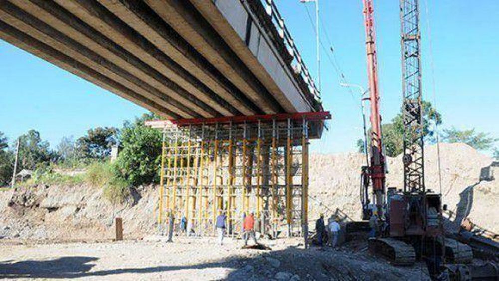Avanza la reparaci�n del puente sobre el R�o Lules