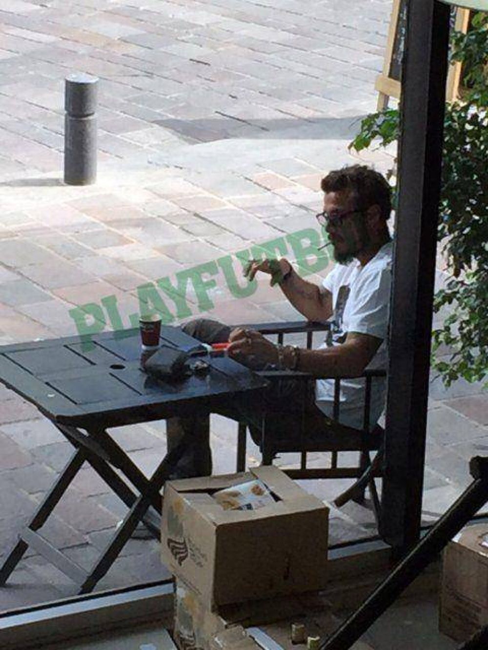 Fumando espero... La pol�mica foto de Osvaldo en la previa a los 'Supercl�sicos' por la Libertadores
