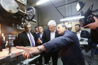 Juli�n Dom�nguez recorri� parques industriales con Ghi y Descalzo