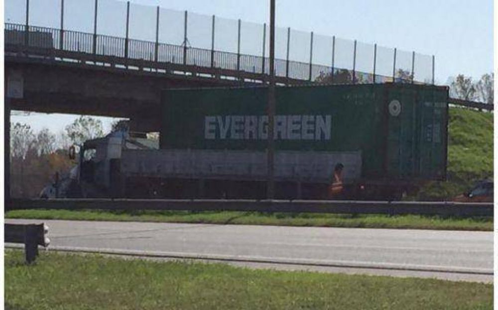 Pese a los accidentes, Autopistas asegur� que las medidas de los puentes son las reglamentarias