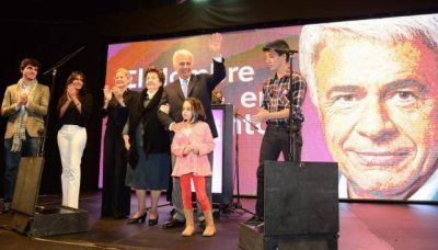 De la Sota dijo que es un candidato distinto y critic� a Scioli y a Macri