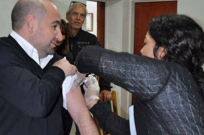 Vacunan contra la gripe a empleados municipales