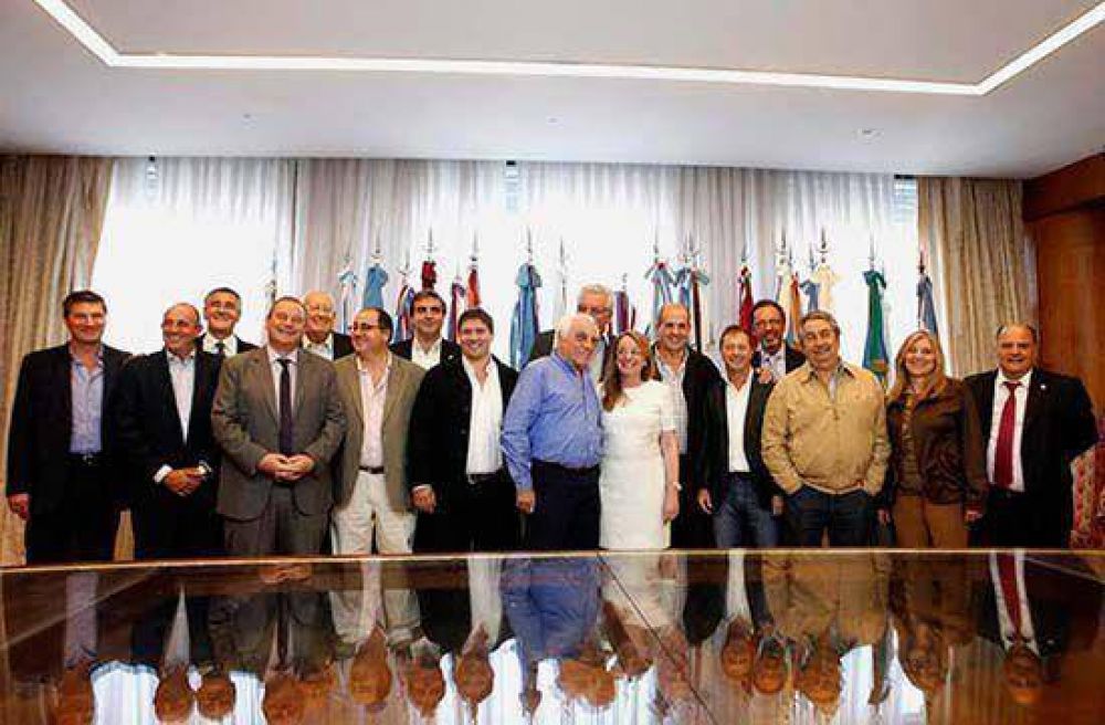Alicia Kirchner entreg� 39 pensiones no contributivas y s�banas para el sistema de salud