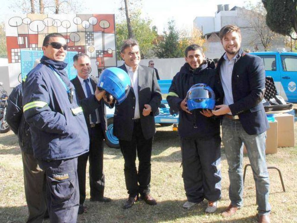 Entregan 250 cascos y un alcohol�metro
