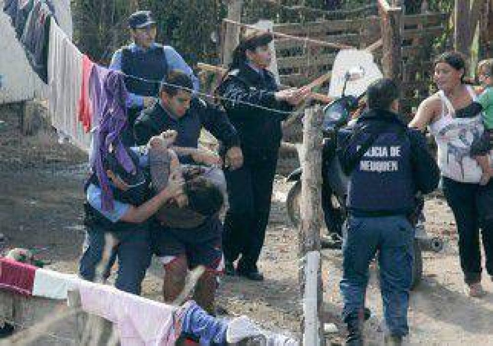 Una guerra entre dos familias termin� con las casas incendiadas 