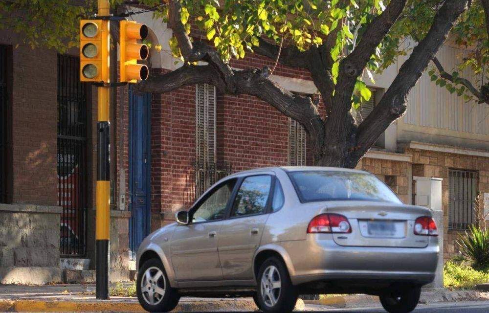 Ponen sem�foros en las transitadas esquinas de Roque S�enz Pe�a