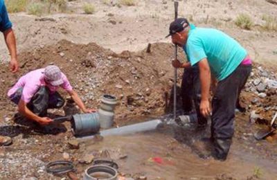 Reparan un acueducto en Novella y Atreuco de Neuqu�n capital