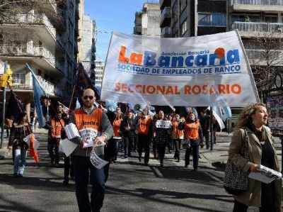 Bancarios, docentes universitarios y aceiteros realizan medidas de fuerza por reclamos salariales