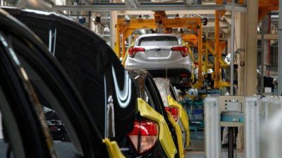 La industria automotriz acumul� en abril 19 meses consecutivos en recesi�n