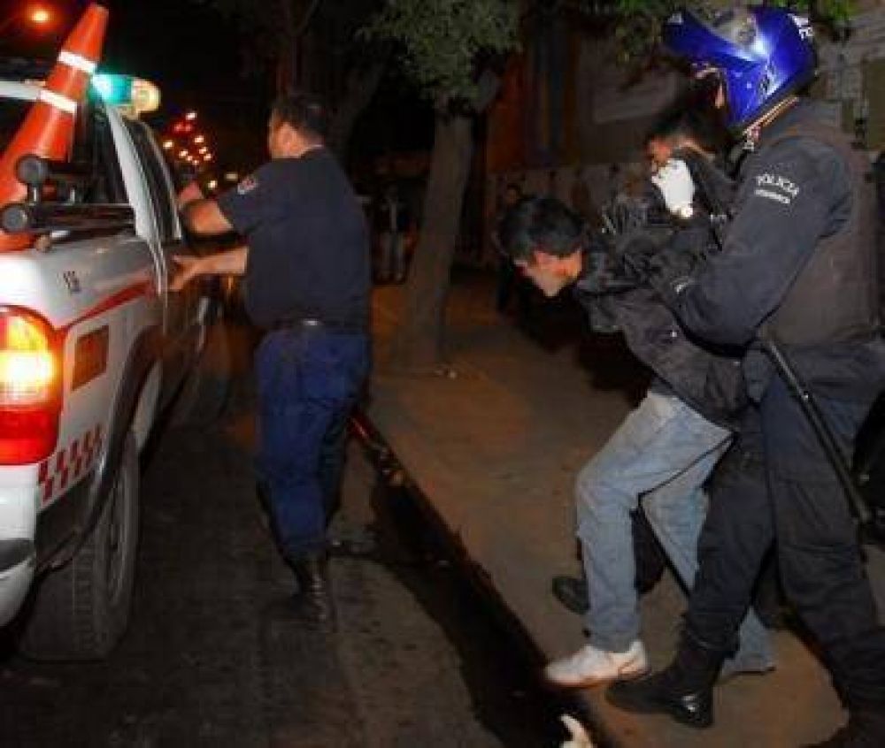 La Pol�cia los encontr� robando en el interior de una vivienda del pasaje Dorrego