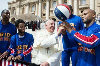 Francisco recibi� a los Globetrotters e hizo jueguito con la pelota de b�squet