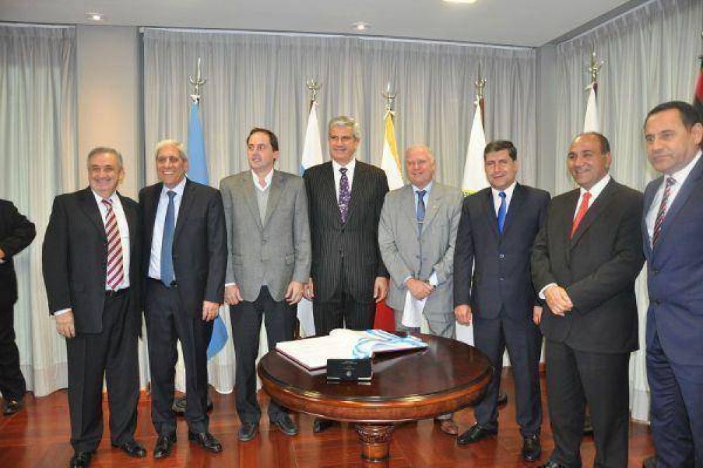 Jenefes presidi� la primera reuni�n anual de la mesa ejecutiva del Parlamento del NOA