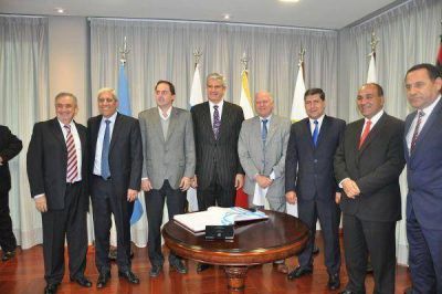 Jenefes presidi� la primera reuni�n anual de la mesa ejecutiva del Parlamento del NOA