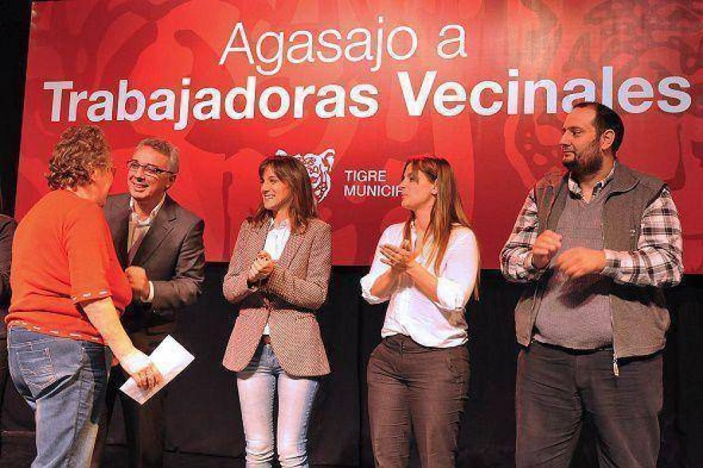 Zamora agasaj� a las trabajadoras vecinales en el Teatro Nin� Marshall