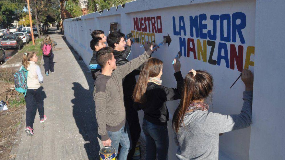 Alumnos de la escuela media N� 3 pintan la manzana de la instituci�n y piden donaciones