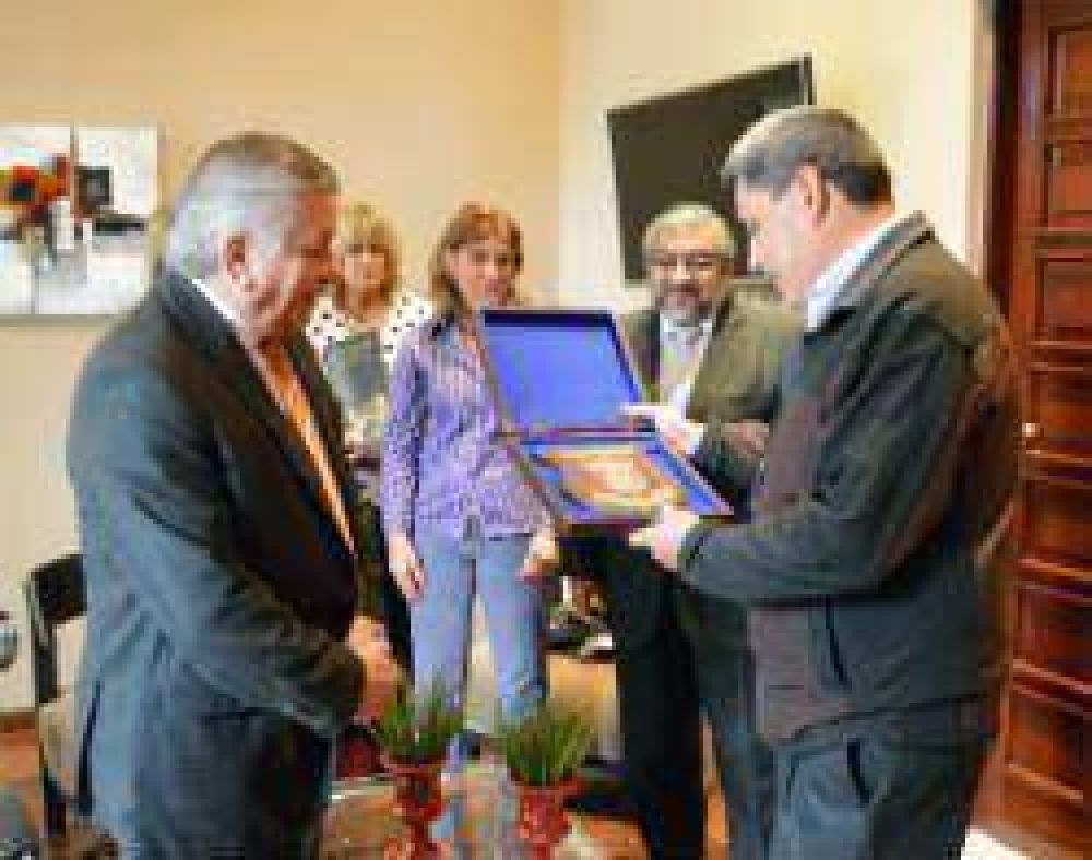 Infante entreg� un reconocimiento al director del Observatorio Astron�mico Ampimpa