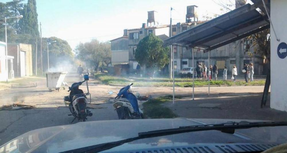 Vecinos del Fonavi II cortan la calle, reclaman que les destapen las cloacas