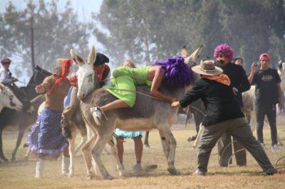 Hacen una parodia de las tradiciones gauchas para divertir a la gente