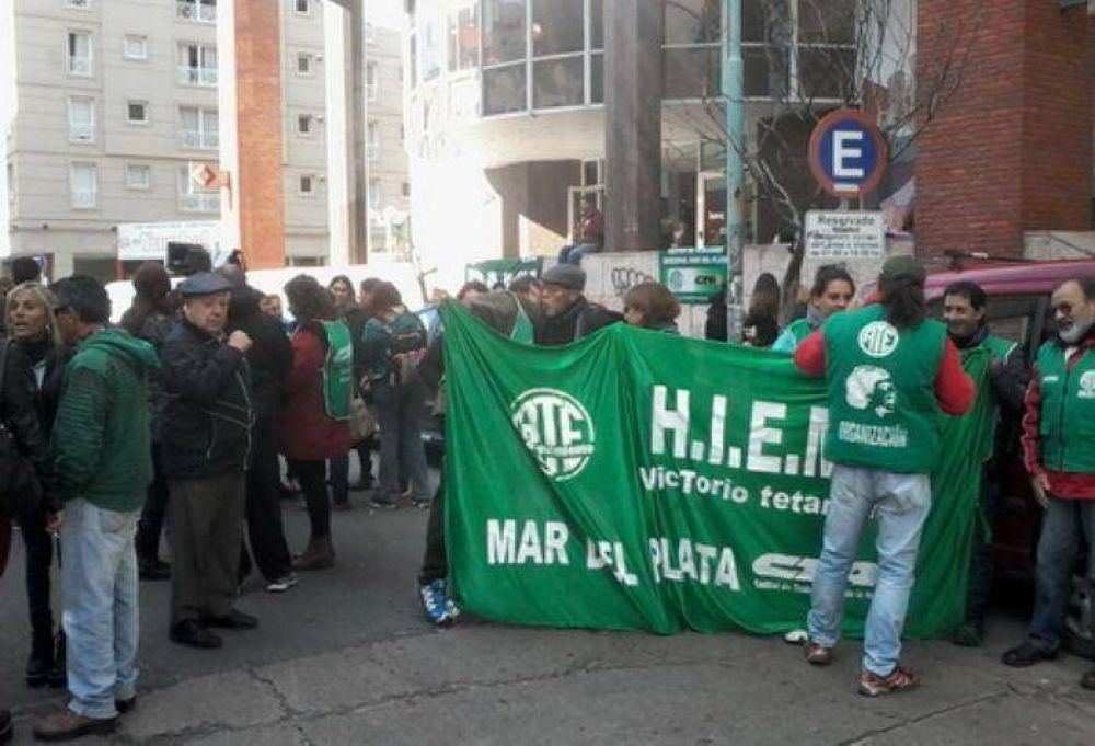 Exempleados del EMHSA se manifestaron frente a la sede del PAMI