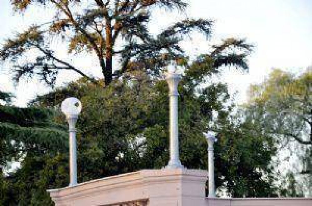 ADELANTO: Rompieron las luminarias de la rotonda en la Plaza Principal