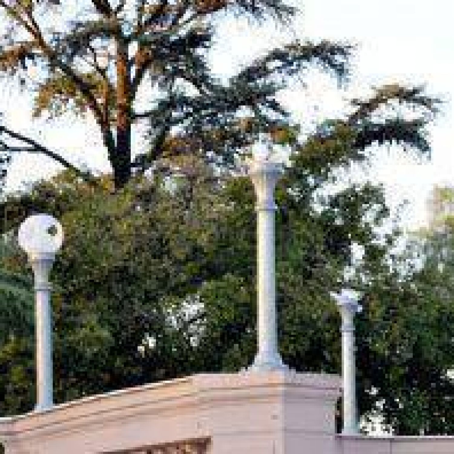 ADELANTO Rompieron las luminarias de la rotonda en la Plaza Principal