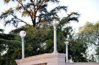 ADELANTO: Rompieron las luminarias de la rotonda en la Plaza Principal