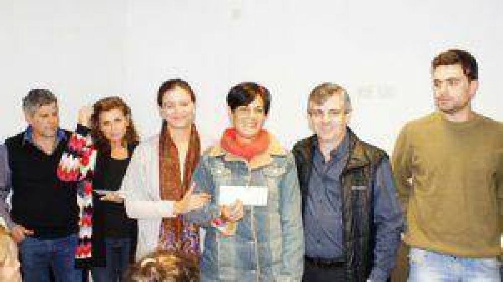 Britos entreg� 170 becas a estudiantes