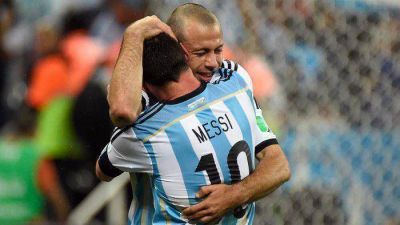 Mauricio Macri for export: almuerza con Messi y Mascherano